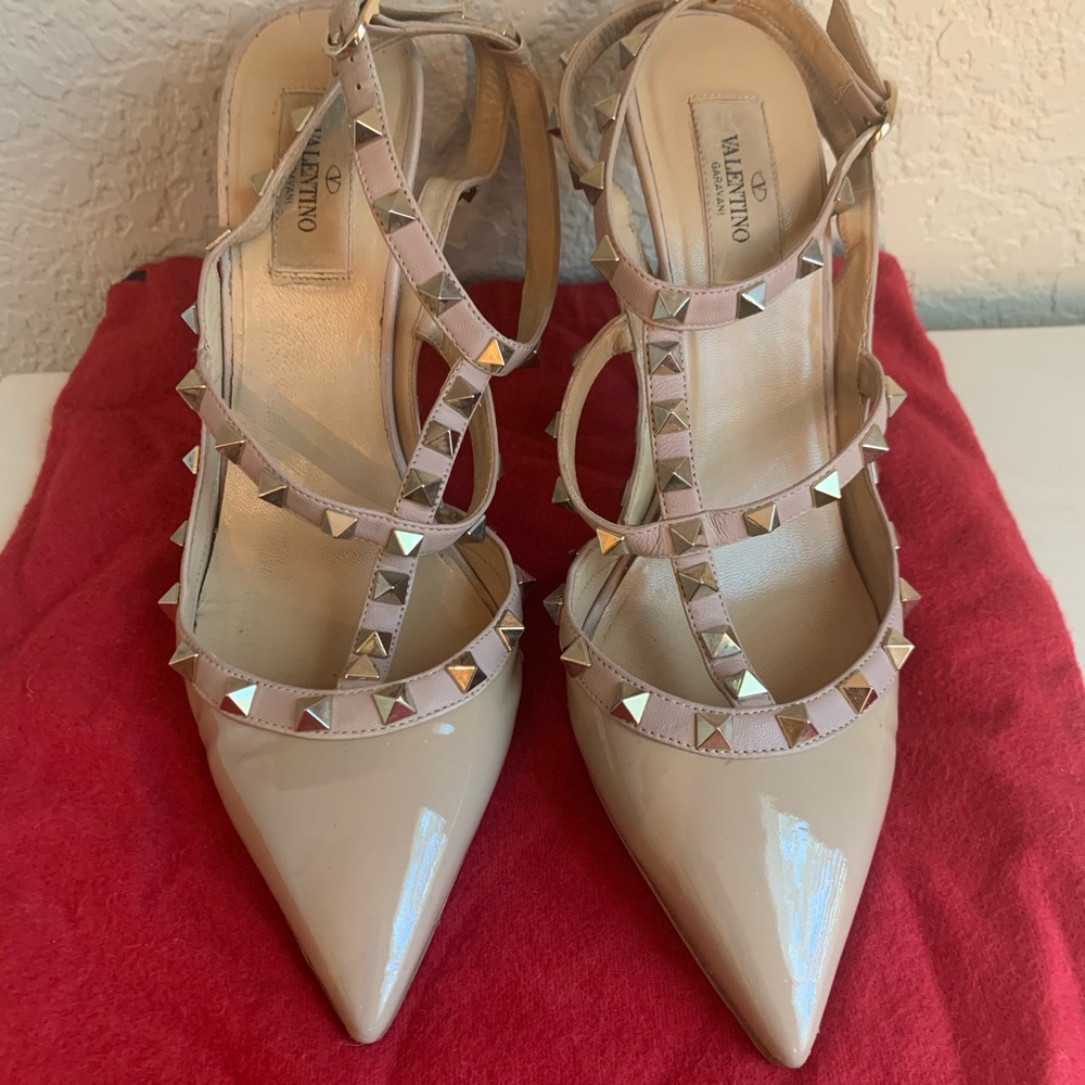Valentino Rockstud Nude Pump 39